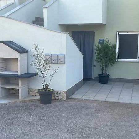 - Ivo Apartman