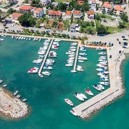 - Ivo Apartman Čižići